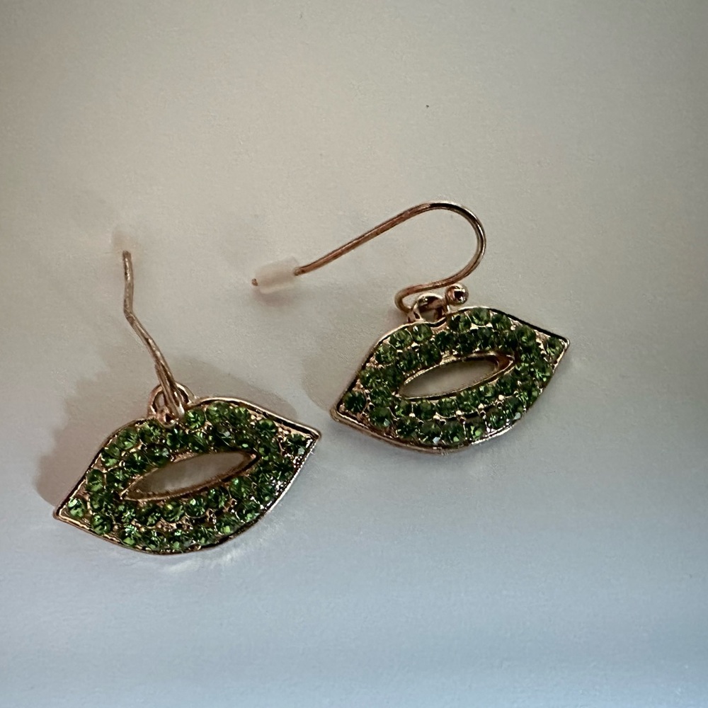 Green kiss earrings